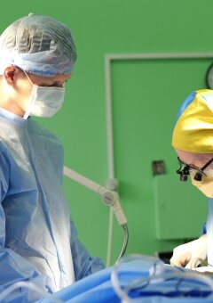 Dr. Frodel and Ukrainian anesthesiologist are evaluating the patient before starting the operation.