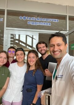 Dr. Parag Gandhi with Ukrainian doctors (Dr. Kyrylo Chuhai, Dr. Ivanka Nebor, Dr. Anna Tovkes, Olha Horniak (Materialise), Vladyslav (Razom for Ukraine)) in front of the entrance to the ophthalmology department.